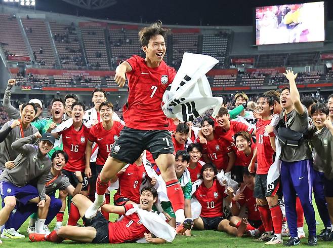 3일 일본 아이치현 도요타 스타디움에서 열린 2026 아이치·나고야 아시안게임 남자 축구 대한민국과 일본의 결승. 승리 후 금메달을 획득한 한국 선수들이 기념촬영을 하던 중 대회 득점왕과 도움왕을 차지한 엄지성이 기뻐하고 있다. 연합뉴스