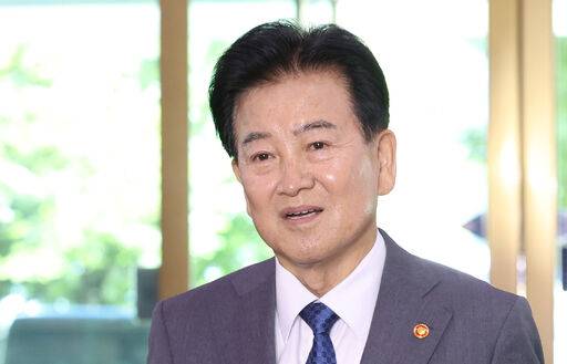 정동영 통일부 장관이 2일 오전 서울 종로구 정부서울청사에서 비무장지대(DMZ) 북한 지뢰 폭발 사건 관련 유럽 출장에서 조기 귀국해 출근하며 입장을 밝히고 있다. 뉴시스