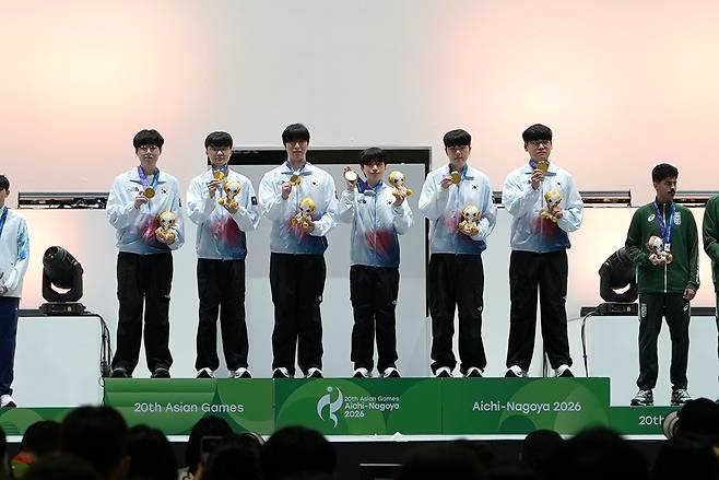 e스포츠 ‘리그 오브 레전드(LoL)’ 대표팀이 2일(현지시간) 아이치현 도코나메 아이치 스카이 엑스포에서 열린 2026 아이치·나고야 아시안게임 결승전에서 대만을 꺾고 금메달을 땄다. 시상대 위에 서서 금메달과 함께 포즈를 취한 대표팀. 한국e스포츠협회 제공