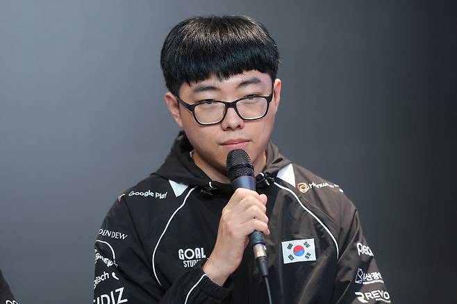 지난달 18일 부산에서 진행된 e스포츠 대표팀 프레스투어 당시 ‘뿌요뿌요 챔피언스’ 강동신의 모습. 유니폼의 어깨 양팔 부근에 후원사 로고가 노출돼 있다. 한국e스포츠협회 제공