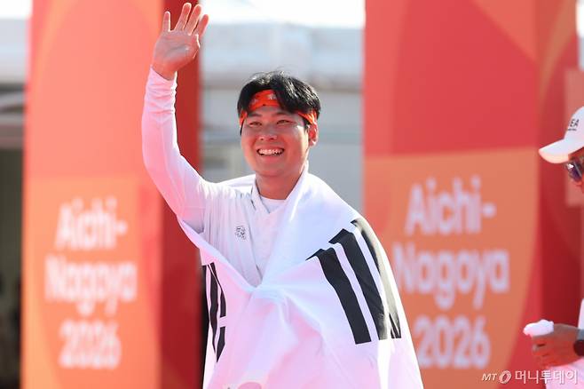 (오카자키=뉴스1) 김도우 기자 = 대한민국 이우석이 3일 일본 오카자키 중앙종합공원 다목적광장에서 열린 2026 아이치·나고야 아시안게임 양궁 리커브 남자 개인전 결승에서 일본 나카니시 준야를 꺾고 금메달을 확정지은 후 관중들을 향해 손인사를 하고 있다. 2026.10.3/뉴스1 Copyright (C) 뉴스1. All rights reserved. 무단 전재 및 재배포, AI학습 이용 금지. /사진=(오카자키=뉴스1) 김도우 기자