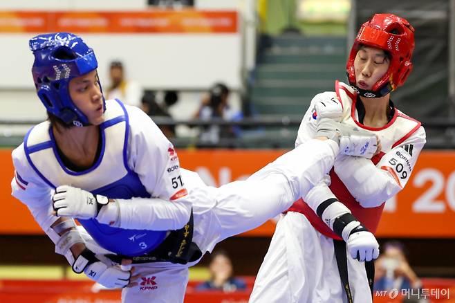 대한민국 문진호가 3일 일본 도요하시 체육관에서 열린 2026 아이치·나고야 아시안게임 태권도 남자 -68㎏급 준결승전에서 태국 텁팀댕 반룽과 맞대결을 펼치고 있다.사진=뉴스1