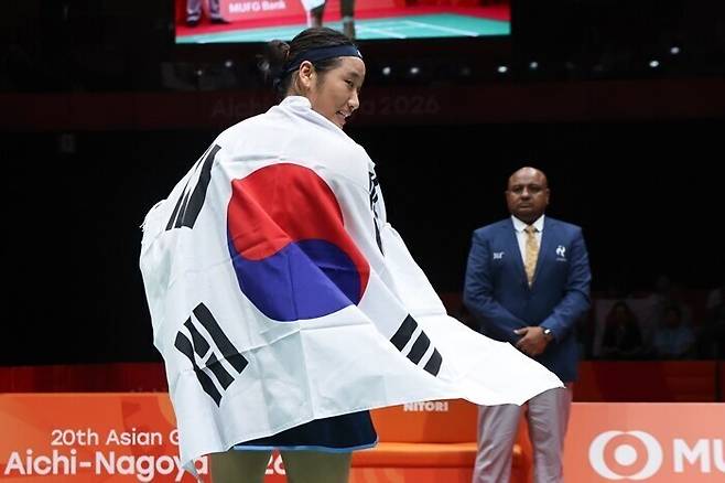 ▲ 29일 일본 아이치현 이치노미야 시립체육관에서 열린 2026 아이치·나고야 아시안게임 배드민턴 여자 단식 결승에서 승리를 거두며 금메달을 딴 대한민국 안세영이 태극기를 두르고 기뻐하고 있다.ⓒ연합뉴스