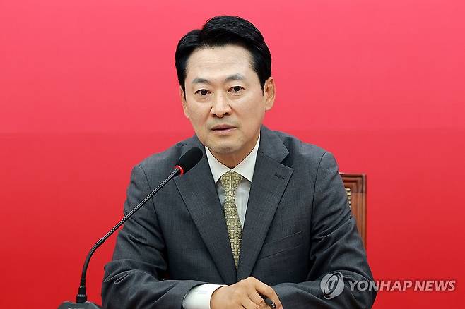 국민의힘 장동혁 대표, 이형일 부총리 겸 재정경제부 장관 접견 (서울=연합뉴스) 신현우 기자 = 국민의힘 장동혁 대표가 2일 취임 인사차 국회를 찾은 이형일 부총리 겸 재정경제부 장관을 접견, 인사말하고 있다. 2026.10.2 nowwego@yna.co.kr