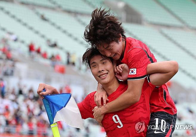 이영준 동점골, 함께 환호하는 배준호 (오사카=연합뉴스) 김성민 기자 = 30일 일본 오사카 나가이 스타디움에서 열린 2026 아이치·나고야 아시안게임 남자 축구 준결승 대한민국과 중국의 경기. 동점골을 넣은 한국 이영준이 세리머니를 하자 배준호가 환호하고 있다. 2026.9.30 ksm7976@yna.co.kr
