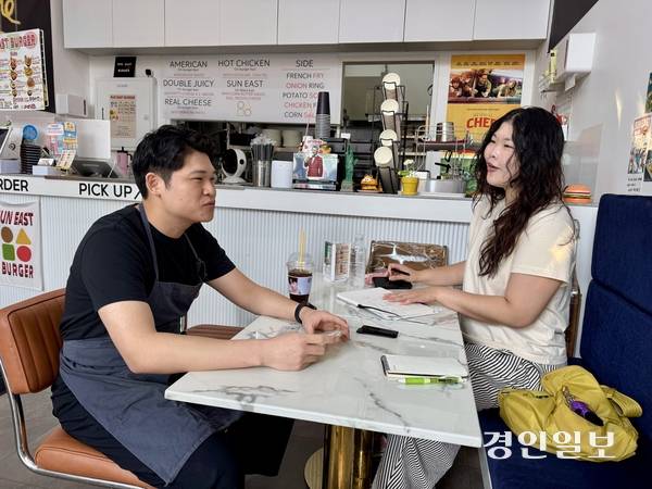 여주 천송동 수제버거집 ‘썬이스트버거’의 마정혁(왼쪽) 셰프가 이단아 로컬큐레이터와 매장에서 이야기를 나누고 있다. 2026.9.29 여주/양동민기자 coa007@kyeongin.com