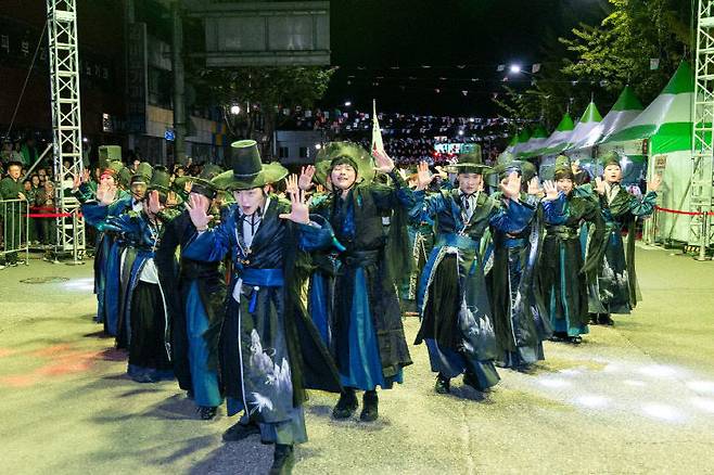 시간여행 퍼포먼스 한 장면.