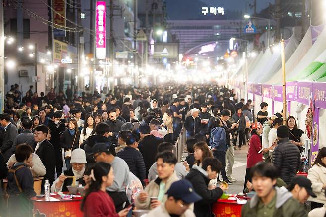 지난해 11월 전국적 인기를 끌었던 구미라면 축제 방문객들. /구미시 제공