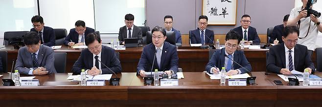 이억원 금융위원장이 4일 오후 서울 종로구 정부서울청사에서 열린 금융권 침해사고 관련 긴급 점검회의에서 모두 발언을 하고 있다. /뉴스1