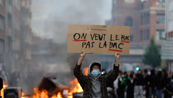 1일 프랑스 릴에서 한 학생이 "우리가 원하는 건 BAC(고등학교 졸업장)이지 BAC(범죄수사)가 아니다"라고 적힌 팻말을 들고 있다. ⓒAP/뉴시스