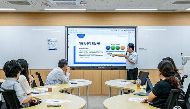 지난 9월30일 제주대학교 산학협력관에서 초기창업패키지 참여기업과 도내 기업 관계자들이 ‘창업 Lunch Talk’ 3회차 강연에 참여하고 있다. 제주대 창업지원단은 올해 10개 기업을 대상으로 PMS 진단과 ISO 9001 인증 취득을 지원하고 있다. 사진=제주대학교