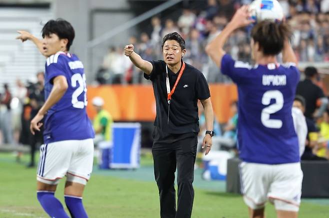 3일 일본 아이치현 도요타 스타디움에서 열린 2026 아이치·나고야 아시안게임 축구 결승전 대한민국과 일본의 경기, 대한민국 이민성 감독이 작전 지시를 하고 있다. 뉴스1