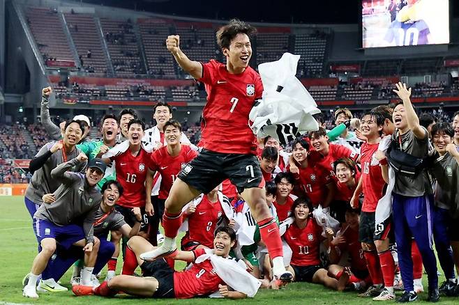 지난 3일 일본 아이치현 도요타 스타디움에서 열린 2026 아이치·나고야 아시안게임 남자 축구 결승전에서 한국팀이 일본을 꺾고 금메달을 차지한 뒤 기념촬영을 하던 중 엄지성(가운데)이 점프하며 기뻐하고 있다. 엄지성은 대회 득점왕과 도움왕을 차지했다. 연합뉴스
