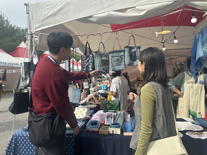 완주 와일드&로컬푸드축제를 구경하는 참가자 / 사진= 문서연 여행+ 기자