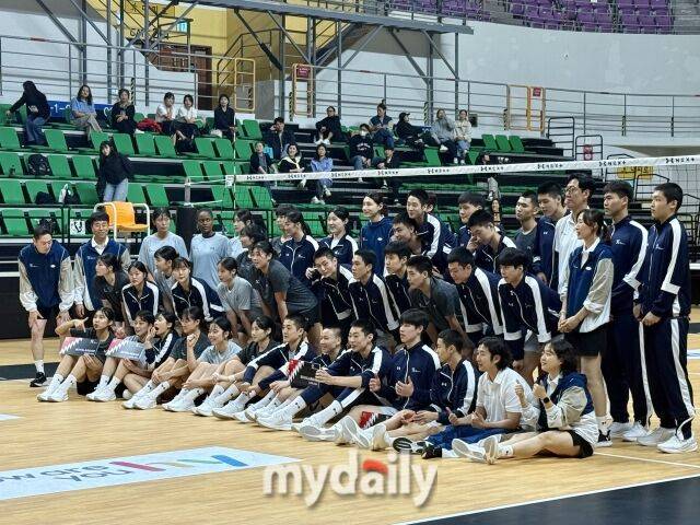 고교 엘리트 배구선수 39명을 대상으로 한 2026 KYK 고교배구 클리닉이 3일 안산 상록수김연경체육관에서 열렸다. 단체 사진 촬영에 나선 선수들과 코칭스태프./마이데일리