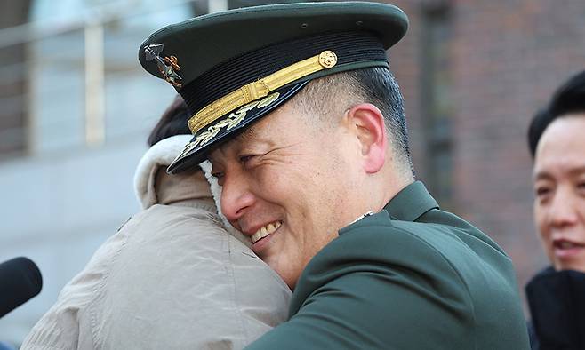 채모 상병 순직 사건과 관련해 항명 및 상관명예훼손 혐의로 기소된 박정훈 전 해병대 수사단장(대령)이 2025년 1월 9일 서울 용산구 중앙지역군사법원에서 열린 1심 선고공판에 앞서 지지자와 포옹을 하고 있다. 이날 재판부는 군 검찰이 박정훈 대령에게 적용했던 혐의 모두에 대해 무죄 판단을 내렸다. 뉴스1