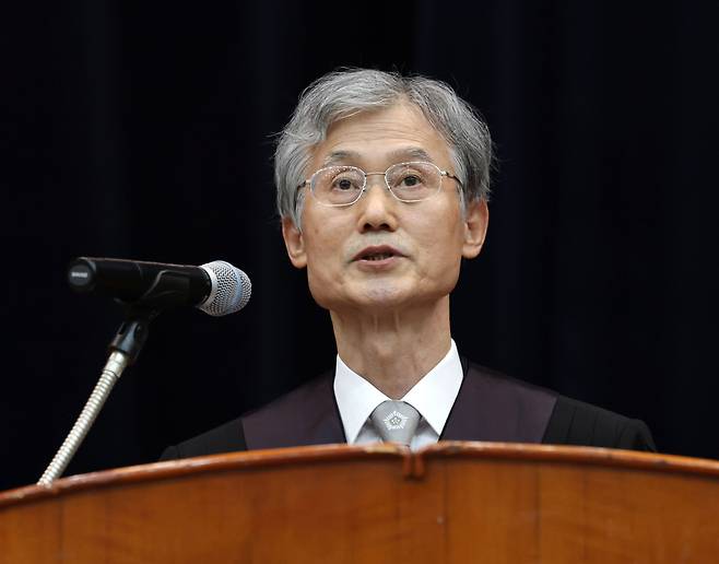 조희대 대법원장이 2일 서울 서초구 대법원에서 열린 신임 법관 임명식에서 임명식사를 하고 있다. 연합뉴스
