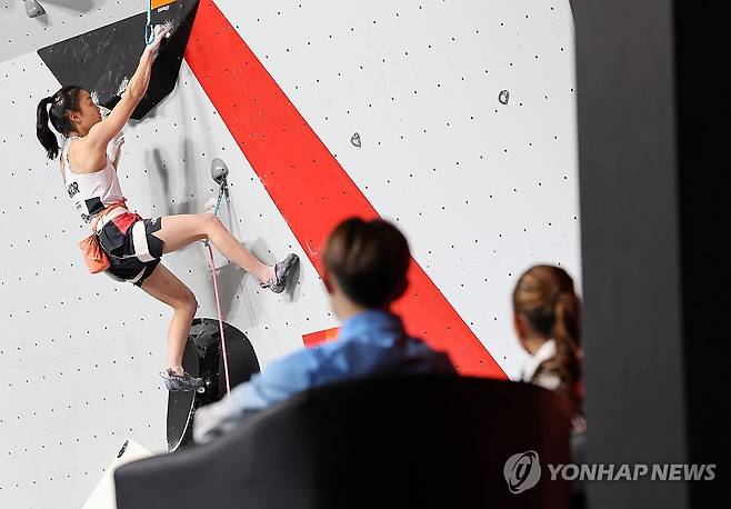 동료들도 궁금한 서채현의 실력 (나고야=연합뉴스) 이동해 기자 = 3일 일본 나고야 국제전시장에서 열린 2026 아이치·나고야 아시안게임 스포츠클라이밍 여자 리드 결승전.
대한민국 서채현이 코스를 공략하고 있다. 유일하게 완등에 성공한 서채현은 금메달을 목에 걸었다. 2026.10.3 eastsea@yna.co.kr