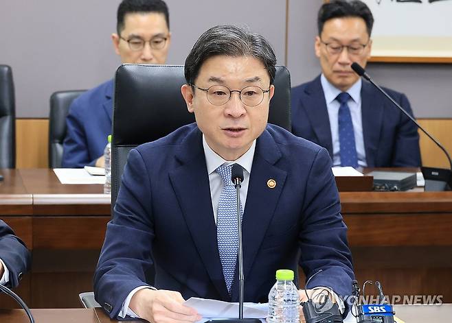 발언하는 이억원 금융위원장 (서울=연합뉴스) 최재구 기자 = 이억원 금융위원회 위원장이 4일 정부서울청사에서 열린 최근 침해위협 대응 전금융권 긴급 점검회의에서 발언하고 있다. 2026.10.4 jjaeck9@yna.co.kr