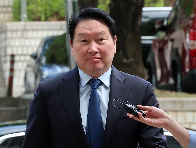 최태원 SK그룹 회장이 지난 6월 서울 서초구 서울고법에서 열린 노소영 아트센터 나비 관장과의 재산분할 소송 파기환송심 2차 변론기일에 출석하고 있다. (사진=뉴시스)
