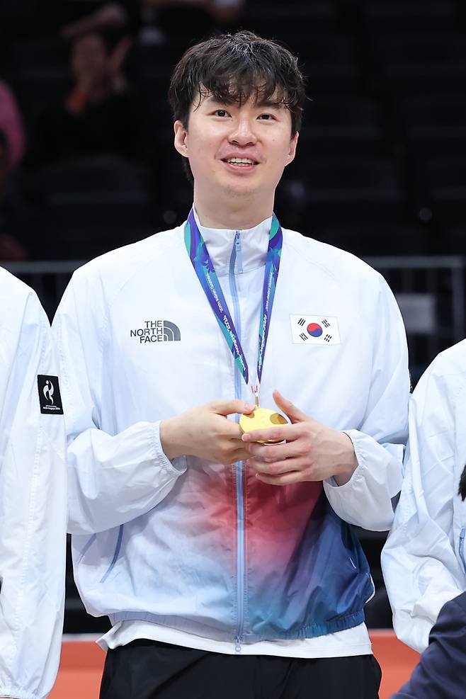 20일 일본 나고야 아이치 인터내셔널 아레나에서 열린 2026 아이치·나고야 AG 남자 농구 금메달을 획득한 대한민국 이현중이 시상대에 올라 금메달을 걸고 미소짓고 있다. 사진 | 아이치=연합뉴스