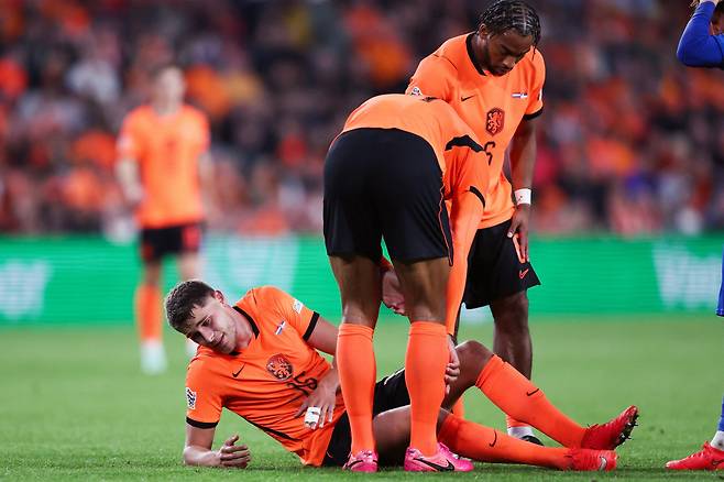 Netherlands' Dutch defender #15 Micky van de Ven reacts in pain during the UEFA Nations League football Group A2 match between the Netherlands and Serbia at the Philips stadium in Eindhoven on October 4, 2026. (Photo by Sonny Lensen / ANP / AFP) / Netherlands OUT
<저작권자(c) 연합뉴스, 무단 전재-재배포, AI 학습 및 활용 금지>