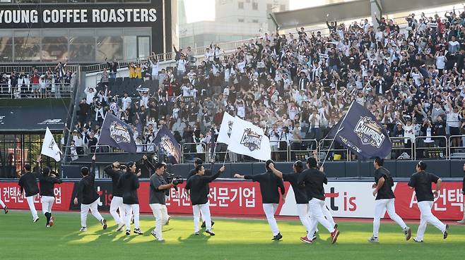5일 오후 경기 수원시 장안구 KT위즈파크에서 열린 ‘2026 신한 SOL 뱅크 KBO리그’ 롯데 자이언츠와 KT 위즈의 경기 종료 후 KT 선수들이 기쁨을 나누고 있다. 2026.10.5 뉴스1