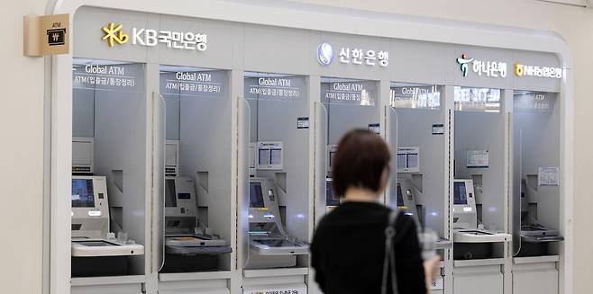 인공지능(AI)을 이용한 것으로 추정되는 해킹이 국내 시중은행과 저축은행·캐피탈까지 동시다발적으로 일어난 것으로 보고되고 있다. 사진은 5일 오후 서울 서초구 고속버스터미널에 있는 신한·케이비(KB)국민·하나은행 등의 현금자동입출금기(ATM) 코너 모습이다. 이승배 기자 photolee@hani.co.kr