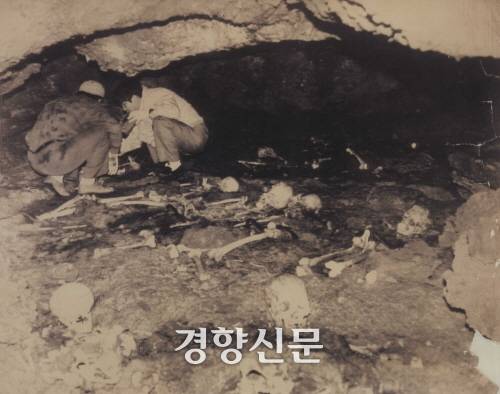 제주 4·3 연구소 현장 조사반이 4·3 사건 희생자로 추정되는 유골 11구가 발견된 북제주군 구좌읍 세화리 남서쪽 6㎞ 지점 다랑쉬굴 내부를 조사하고 있다. 경향신문 자료사진