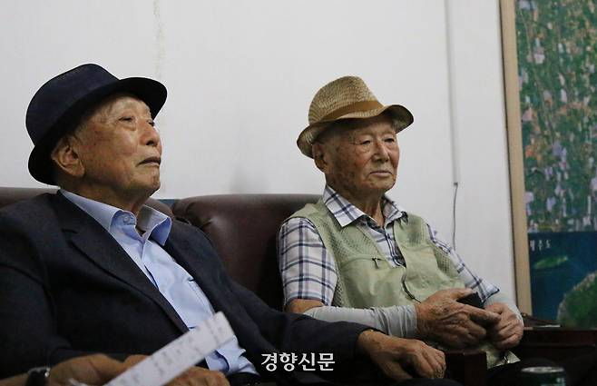 지난달 8일 제주특별자치도 서귀포시 남원읍 신례1리사무소에서 정수현씨(왼쪽·88)와 양완호씨(97)가 4·3사건 당시 신례2리 마을 주민들의 도움으로 피난처를 마련한 이야기를 들려주고 있다. 조해람 기자