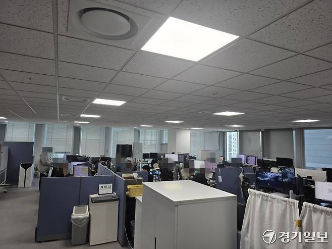 2일 오전 수원 광교 신용보증재단 청사 8층에서 기존 입주 기관인 신용보증재단 개발TF 직원들이 업무를 이어가고 있다. 중수청이 공식 출범했지만 개발TF의 이전이 마무리되지 않아 이달 말까지 두 기관이 같은 공간을 사용하게 됐다. 오종민기자