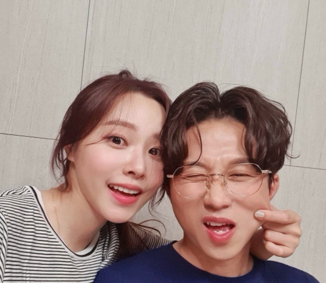 개그맨 박성광과 아내 이솔이가 가수 KCM(강창모)의 결혼식에 나란히 참석한 것으로 전해져 뜨거운 관심을 모으고 있다.사진=이솔이, 박성광 SNS