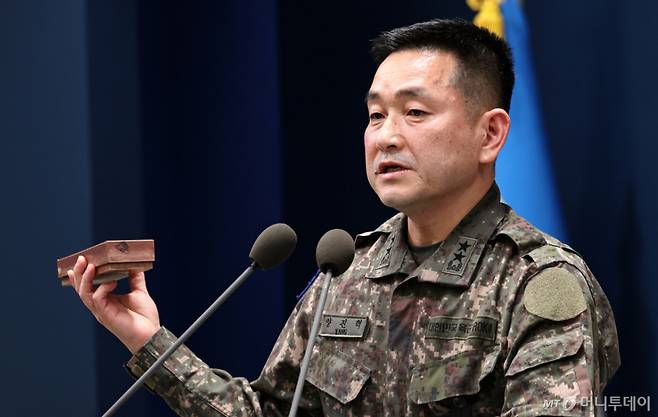 (서울=뉴스1) 구윤성 기자 = 양진혁 합동참모본부 작전부장이 5일 서울 용산구 국방부에서 북한군 수지반보병 지뢰를 들어보이며 육군 25사단 비무장지대(DMZ) 지뢰 폭발상황을 설명하고 있다. 2026.10.5/뉴스1 Copyright (C) 뉴스1. All rights reserved. 무단 전재 및 재배포, AI학습 이용 금지.
