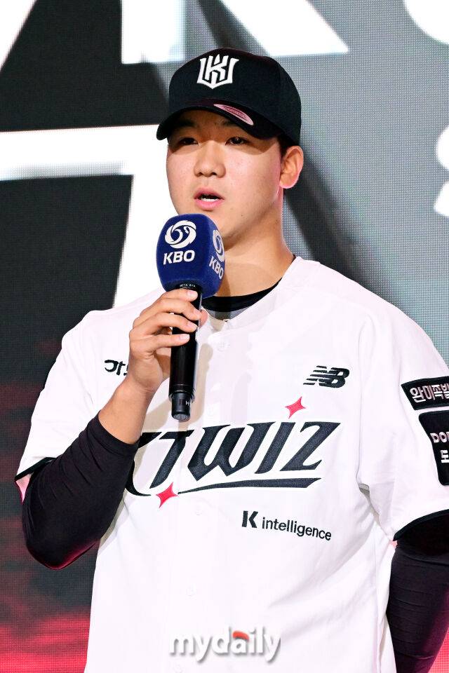 유신고 이승원이 21일 오후 서울 잠실동 롯데호텔 월드 크리스탈볼룸에서 진행된 ‘2027 KBO 신인드래프트’ 1라운드에서 KT 유니폼을 입고 포부를 밝히고 있다.