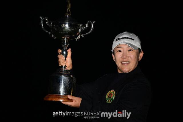 신지애가 4일 일본여자오픈선수권대회 우승컵을 들어올리고 있다./게티이미지코리아