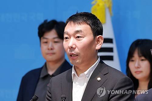 '검찰 보완수사권 폐지' 관련 민주당원들과 기자회견 연 김용민 의원 (서울=연합뉴스) 신현우 기자 = 더불어민주당 김용민 의원이 16일 국회 소통관에서 민주당원 단체들과 검찰 보완수사권 폐지와 관련해 수사·기소 분리 대선 공약을 지켜달라고 촉구하는 기자회견을 하고 있다. 2026.7.16 nowwego@yna.co.kr