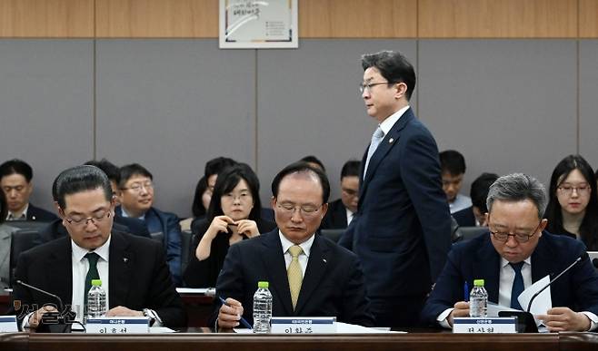 ‘해킹 비상’ 금융권 긴급 점검회의 - 금융권 해킹으로 7개 금융사(신한·KB국민·하나·BNK부산은행, 현대캐피탈, 예가람·웰컴저축은행)에서 정보 유출이 확인된 가운데 이억원 금융위원장이 4일 서울 종로구 정부서울청사에서 열린 ‘최근 침해위협 대응 전금융권 긴급 점검회의’ 회의장으로 입장하고 있다. 왼쪽부터 이호성 하나은행장, 이환주 KB국민은행장, 이 위원장, 정상혁 신한은행장. 도준석 전문기자
