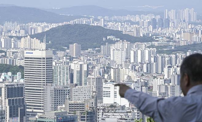 시세 13억 1900만원이 넘는 부모의 빈 집에 공짜로 살면 자녀에게는 증여세가 부과됩니다. 사진은 서울 용산구 남산에서 바라본 서울 시내 아파트. 서울신문 DB