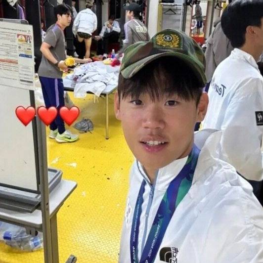 아시안게임 금메달을 따낸 뒤 전역모를 쓴 사진을 소셜미디어에 올린 박승수. 박승수 SNS