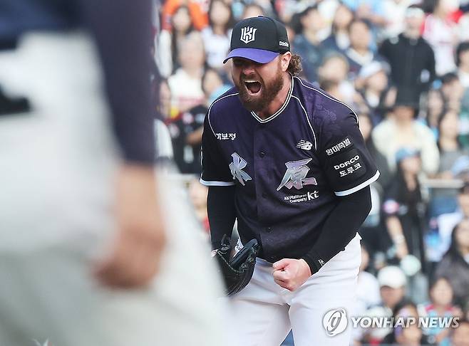 포효하는 로건 (수원=연합뉴스) 홍기원 기자 = 5일 경기도 수원케이티위즈파크에서 열린 2026 KBO리그 프로야구 롯데 자이언츠와 kt wiz의 경기. 8회까지 무실점으로 호투한 kt 로건이 포효하고 있다. 2026.10.5 xanadu@yna.co.kr