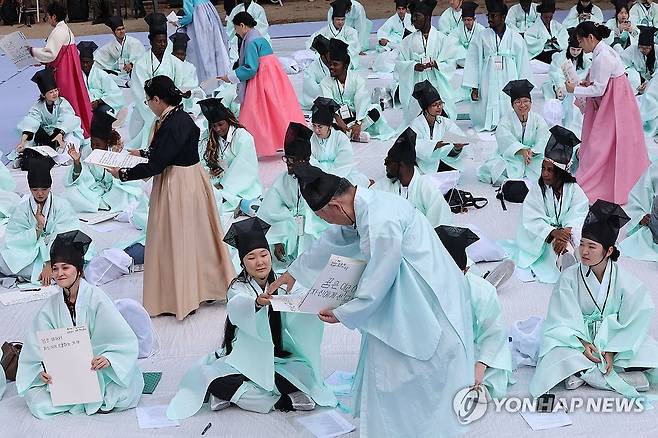 과거 시험 마친 외국인들 (서울=연합뉴스) 이진욱 기자 = 성균관유도회총본부가 5일 서울 종로구 성균관 명륜당에서 주최한 '제1회 재한 외국인 과거 시험'에서 참가자들이 시험을 마친 뒤 답안지를 제출하고 있다. 2026.10.5 cityboy@yna.co.kr.kr
