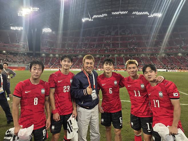 ◇강원FC 전·현직 선수들이 지난 3일 일본 도요타 스타디움에서 열린 2026 아이치·나고야 아시안게임 남자축구 결승에서 일본을 1대0으로 꺾은 뒤 김병지 강원FC 대표이사와 기념촬영을 하고 있다. 이기혁·이승원·신민하·양현준·양민혁은 한국의 대회 4연패에 힘을 보탰다. 사진=강원FC 제공
