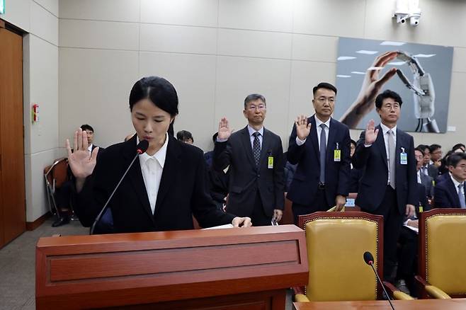 최주희 티빙 대표(왼쪽부터)와 이종현 SK텔레콤 정보보호최고책임자(CISO), 홍관희 LG유플러스 CISO, 이상운 KT CISO가 6일 서울 여의도 국회 과학기술정보방송통신위원회에서 열린 과기부 등에 대한 국정감사에 증인으로 출석, 선서를 하고 있다. /사진=뉴스1