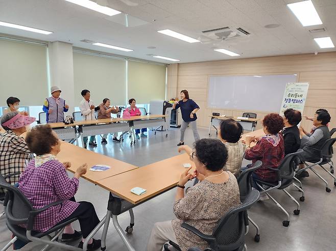 상주종합사회복지관에서 어르신들이 '우리동네청춘캠퍼스-행복학과' 프로그램에 참여하고 있다. (상주시종합사회복지관 제공)