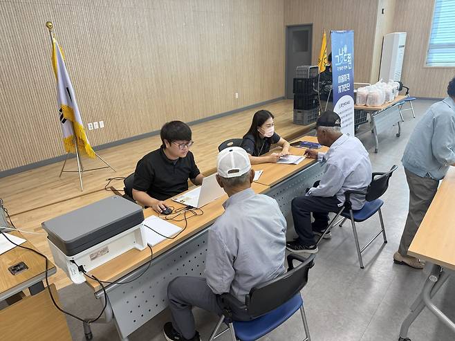 상주시종합사회복지관이 이안면 복지회관에서 '찾아가는 그냥드림'을 진행하고 있다. 복지관이 있는 시내까지 나오기 어려운 읍·면 지역 어르신들을 직접 찾아가 먹거리와 생필품을 지원한다. (상주시종합사회복지관 제공)