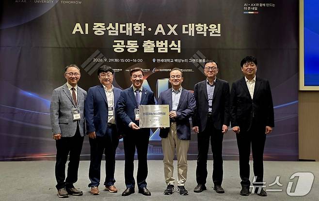 과학기술정보통신부가 지난달 29일 개최한 ‘AI중심대학·AX대학원 공동 출범식’에서 참석자들이 기념촬영을 하고 있다. 사진 왼쪽부터 이장현 인하대 대학원장, 정춘호 KG스틸 선행연구팀장, 최기영 인하대 총장, 박인규 인하대 AX대학원 사업단장, 배선우 KG스틸 기술연구소장, 배경원 삼성중공업 조선해양연구소 그룹장.(인하대 제공. 재배포 및 DB금지)2026.10.6/뉴스1