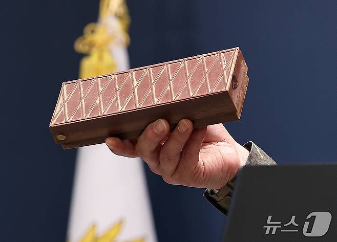 양진혁 합동참모본부 작전부장이 5일 서울 용산구 국방부에서 북한군 수지반보병 지뢰를 들어보이며 육군 25사단 비무장지대(DMZ) 지뢰 폭발상황을 설명하고 있다. 사진은 앞서 수해지역에서 우리 군이 수거한 북한군 유실 지뢰. 2026.10.5 ⓒ 뉴스1 구윤성 기자