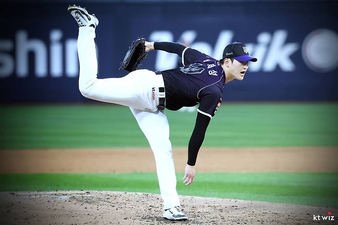 KT 배제성이 4일 수원케이티위즈파크에서 열린 2026 KBO리그 정규시즌 롯데전에 성발로 나서 역투하고 있다. 사진 | KT 위즈