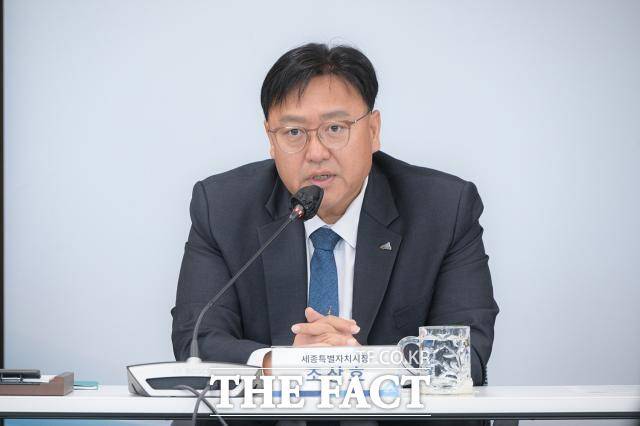 조상호 세종시장이 6일 시청 대회의실에서 열린 확대간부회의에서 주개를 하고 있다. /세종시