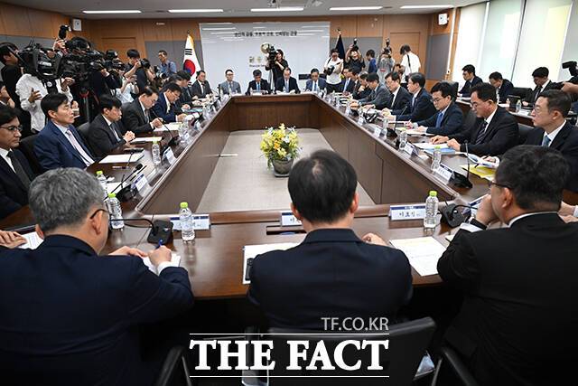 이억원 금융위원장이 지난 4일 오후 서울 종로구 정부서울청사에서 열린 '침해위협 대응 전금융권 긴급 점검회의'에 참석해 모두발언을 하고 있다. /남윤호 기자